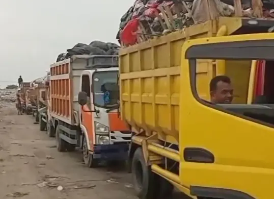Antrian truk sampah terjadi di TPA Jatiwaringin akibat sebuah truk lainnya terperosok pada Kamis, 19 Februari 2026. (Sumber: Istimewa)