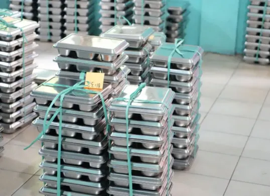 MBG di sekolah Depok dibungkus untuk dibawa pulang siswa ke rumah. (Sumber: Dok. BGN)