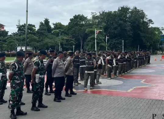 Pemkot Jakarta Barat menggelar apel untuk memonitoring peredaran minuman keras (miras) secara ilegal selama bulan puasa pada Jumat, 20 Februari 2026. (Sumber: Poskota/Pandi Ramedhan)