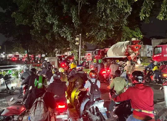 Pantauan lalu lintas di depan Kantor Pemerintah Kota (Pemkot) Jakarta Barat macet total pada Jumat, 20 Februari 2026 malam. (Sumber: Poskota/Pandi Ramedhan)