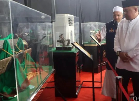 Bupati Bogor Rudy Susmanto melihat artefak peninggalan Rasulullah SAW dan sahabat di Laga Tangkas, Pakansari, Cibinong, Kabupaten Bogor. (Sumber: Poskota/Giffar Rivana)