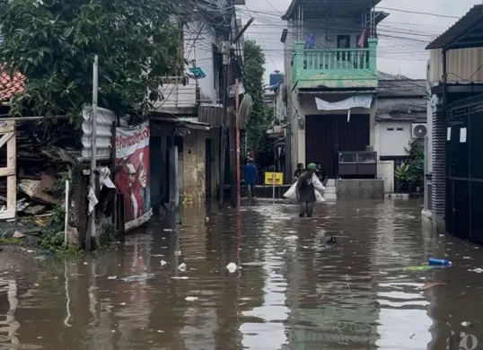Banjir yang melanda permukiman warga di kawasan Pesanggrahan, Jakarta Selatan, Jumat, 20 Februari 2026. (Sumber: Poskota/Pandi Ramedhan)