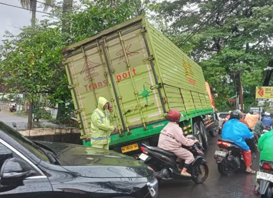 Sebuah truk terperosok ke saluran air di Jalan Puri Kembangan, Cengkareng, Jakarta Barat (Jakbar), Jumat, 20 Februari 2026. (Sumber: X/@TMCPoldaMetro)