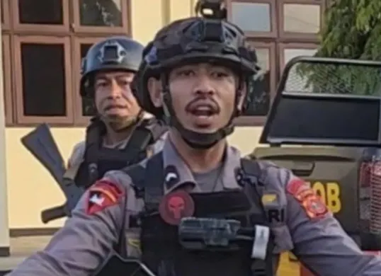 Sosok Bripda Masias Siahaya, anggota Kompi 1 Batalyon C Pelopor Satbrimob Polda Maluku, yang diduga menewaskan pelajar MTsN 1 Maluku Tenggara, Arianto Tawakal (14). (Sumber: X/@mass_kho)