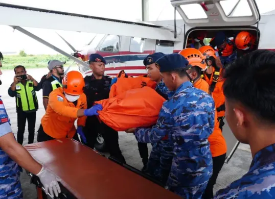 TNI Angkatan Udara (TNI AU) bersama Badan Nasional Pencarian dan Pertolongan (Basarnas) mengevakuasi jenazah pilot Pelita Air Service, Kapten Hendrick L. Adam ke Tarakan. (Sumber: TNI)