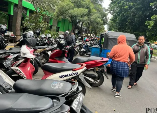 Kendaraan terparkir secara liar di kawasan Pasar Senen, Jakarta Pusat, Sabtu, 21 Februari 2026. (Sumber: Poskota/M. Tegar Jihad)