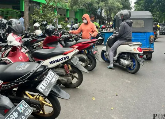 Parkir liar di kawasan Pasar Senen, Jakarta Pusat, Sabtu, 21 Februari 2026. (Sumber: Poskota/M. Tegar Jihad)