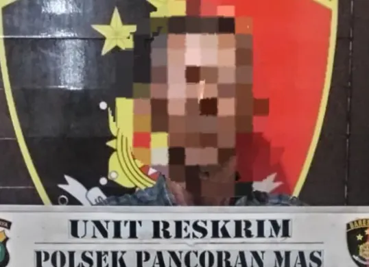 Pelaku berinisial E pencuri tas di gerbong KRL berhasil ditangkap saat hendak akan pergi ke luar kota di Stasiun Depok Baru. (Sumber: Polsek Pancoran Mas)