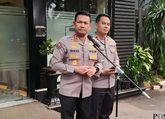 Kabid Humas Polda Metro Jaya Kombes Budi Hermanto saat menjelaskan penangkapan pelaku pencurian dengan modus tuduhan palsu berupa pelecehan seksual. (Sumber: Poskota/Ali Mansur)