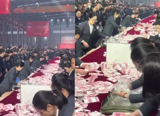 Tumpukan uang tunai lebih dari 60 juta yuan memenuhi meja utama gala tahunan Henan Mining Group, menciptakan fenomena “gunung uang” yang viral di media sosial. (Sumber: Instagram/@nowdots)