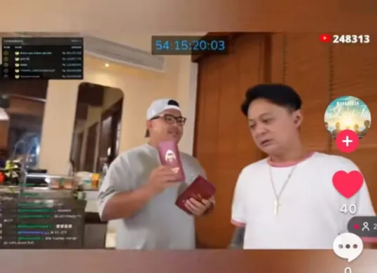 Koh Jefri JOJ membagikan angpau dan memberi tantangan makan durian kepada peserta Marapthon Season 3, membuat suasana acara semakin meriah. (Sumber: Tiktok/@bram_htid)