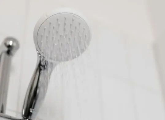 Ilustrasi. Apakah puasa tetap sah jika mandi wajib dilakukan setelah Subuh atau siang hari, Simak jawaban dan penjelasannya. (Sumber: Pexels/kaboompics)