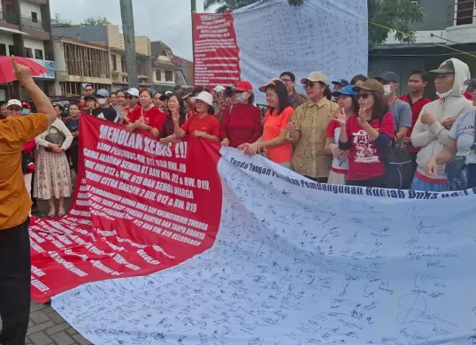 Warga Perumahan Citra 2, Kalideres, Jakarta Barat, menolak pembangunan rumah duka dan krematorium, dengan menggelar unjuk rasa. (Sumber: Istimewa)