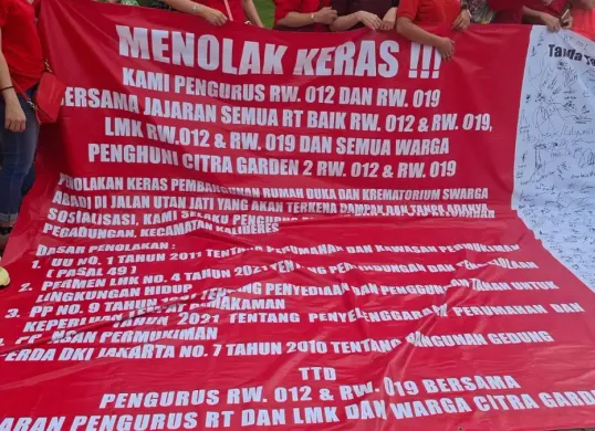 Warga Perumahan Citra 2, Kalideres, Jakarta Barat, menolak pembangunan rumah duka dan krematorium, dengan menggelar unjuk rasa. (Sumber: Istimewa)
