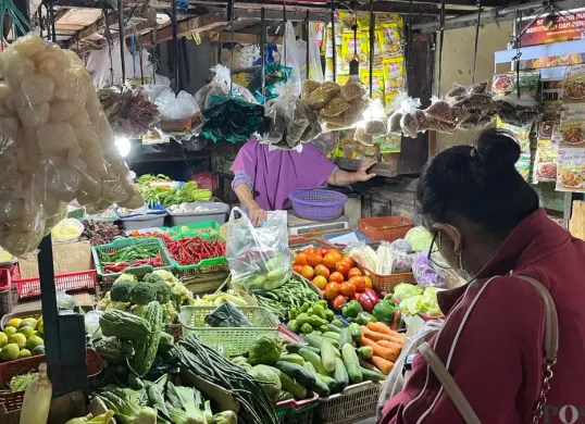 Foto: Pengunjung terlihat sedang berbelanja bahan pokok di Pasar Slipi, Palmerah, Jakarta Barat, Minggu, 22 Februari 2026. (Sumber: Poskota/Pandi Ramedhan)