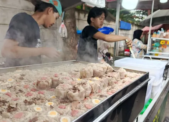 Berburu takjil di Pasar Ramadhan Kompleks Pertamina, Ciputat Timur. (Sumber: Istimewa)