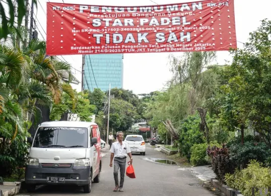 Spanduk Penolakan Lapangan Padel di Pulomas, Jakarta Timur, Minggu, 22 Februari 2026. (Sumber: Poskota/Bilal Nugraha Ginanjar)