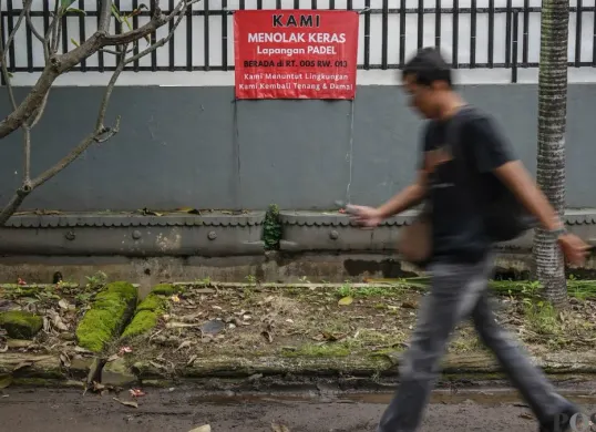 Spanduk Penolakan Lapangan Padel di Pulomas, Jakarta Timur, Minggu, 22 Februari 2026. (Sumber: Poskota/ Bilal Nugraha Ginanjar)