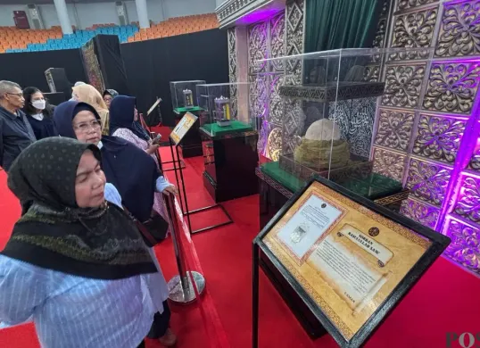 Antusiasme warga yang datang di pameran artefak Rasulullah SAW dan sahabat di Gor Laga Satria Pakansari, Cibinong, Kabupaten Bogor. (Sumber: Poskota/Giffar Rivana)
