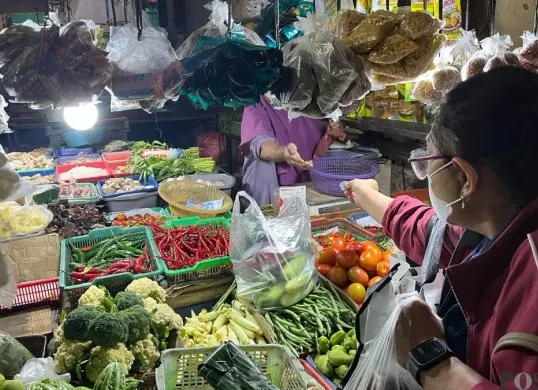 Pengunjung terlihat sedang berbelanja bahan pokok di Pasar Slipi, Palmerah, Jakarta Barat, Minggu, 22 Februari 2026. (Sumber: Poskota/Pandi Ramedhan)