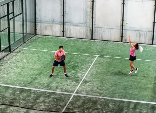 Ilustrasi, Pemprov DKI akan evaluasi seluruh lapangan padel di Jakarta buntut keluhan bising dan ganggu kenyamanan warga. (Sumber: freepik)