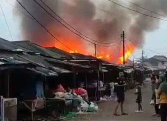 16 kios pedagang hangus dilalap api di Pasar Ikan Labuan, Pandeglang pada Minggu, 22 Februari 2026. (Sumber: Istimewa)