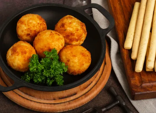 Resep buka puasa sederhana dan irit yang mudah dibuat di rumah setelah seharian menahan lapar dan dahaga. (Sumber: Freepik)