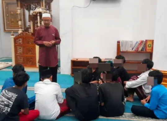 Sejumlah remaja yang diduga hendak terlibat tawuran di wilayah Cipayung, Kota Depok, diberi Pembinaan Rohani di Masjid Al Ikhlas. (Sumber: Polda Metro Jaya)
