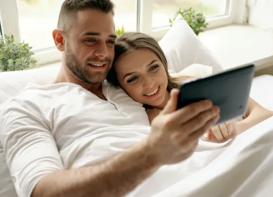 Pasangan suami istri dianjurkan menjaga adab dan waktu yang tepat dalam berhubungan intim selama bulan Ramadan agar ibadah tetap maksimal. (Sumber: Unsplash)