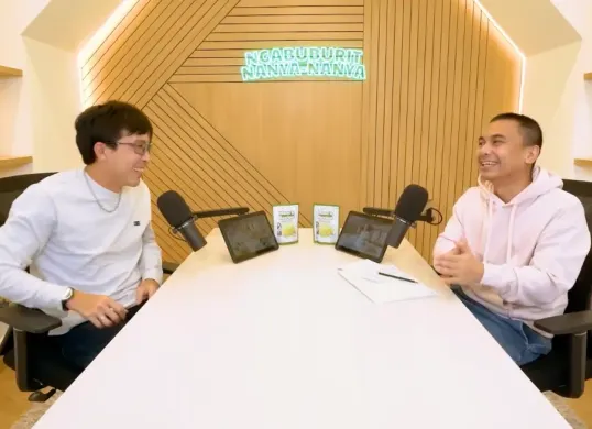 Penjelasan dr Tirta terkait mengonsumsi makanan berat ketika berbuka puasa. (Sumber: Youtube/Raditya Dika)