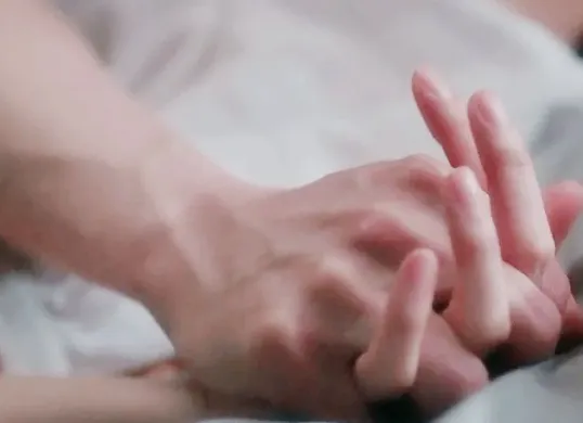 Ilustrasi. Bolehkah pasutri berhubungan intim di siang ramadhan jika tidak puasa. (Sumber: Pinterest)