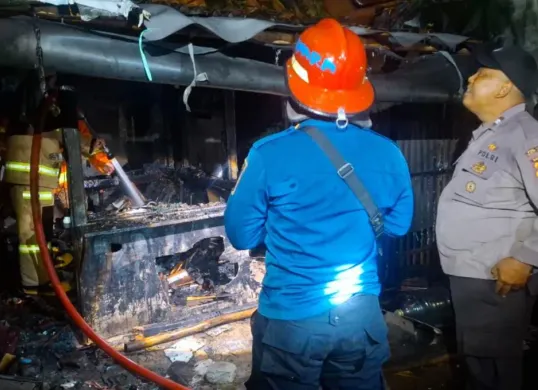 Petugas damkar dan Polsek Tanara memastikan api sudah padam pada peristiwa rumah dan warung yang terbakar akibat sambaran petir. (Sumber: Polsek Tanara)