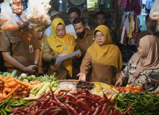 Rombongan Pemkab Pandeglang melakukan sidak di Pasar Badak Pandeglang, Senin, 23 Februari 2026. (Sumber: Dok. Setda Pandeglang)