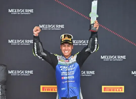 Potret pembalap muda Indonesia, Aldi Satya Mahendra mencetak sejarah dengan finis podium 2 di World Supersport 2026 Phillip Island. (Sumber: Yamaha)