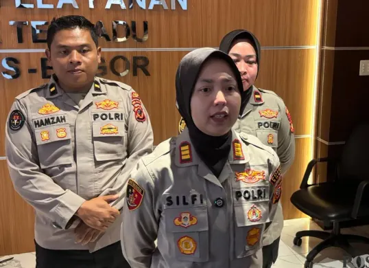Kasat PPA PPO Polres Bogor, AKP Silfi Adi Putri saat memberikan keterangan pers di Mapolres Bogor, Senin, 23 Februari 2026. (Sumber: Poskota/Giffar Rivana)