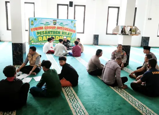 Anggota Polres Metro Depok memberikan pembekalan ilmu agama pada pelaku tawuran mengikuti pesantren kilat. (Sumber: Polres Metro Depok)
