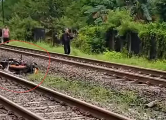 Pemotor tewas tertabrak kereta di Jalan Warung Pojok arah Utara dekat perlintasan Alas Tuwa wilayah Kalideres, Jakarta Barat, pada Senin, 23 Februari 2026. (Sumber: Istimewa)