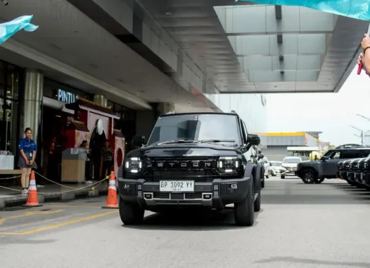 Penyerahan simbolis 12 unit Jetour T2 kepada konsumen pertama di Batam. (Sumber: Jetour)
