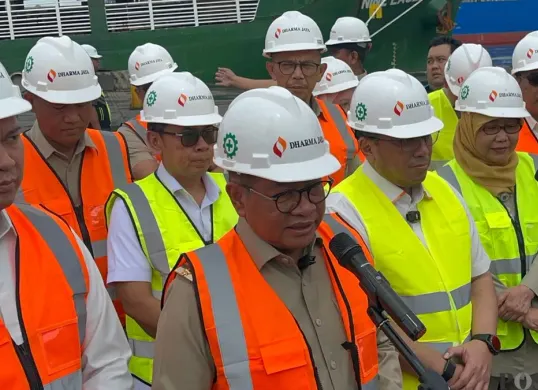 Gubernur Jakarta, Pramono Anung meninjau kegiataan penerimaan sapi impor dari Australia di Jakarta Utara, Senin, 23 Februari 2026. (Sumber: Poskota/Pandi Ramedhan)