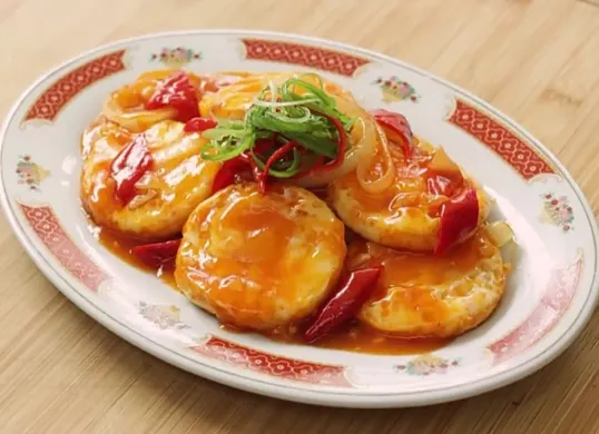 Resep menu telur asam manis ala Chef Devina Hermawan. (Sumber: YouTube/Devina Hermawan)