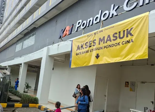 Penumpang harus masuk melewati Gate Area Barat Stasiun Pondok Cina yang baru terhubung lorong Apartemen Samesta Mahata Margonda, Senin, 23 Februari 2026. (Sumber: Poskota/Angga Pahlevi)