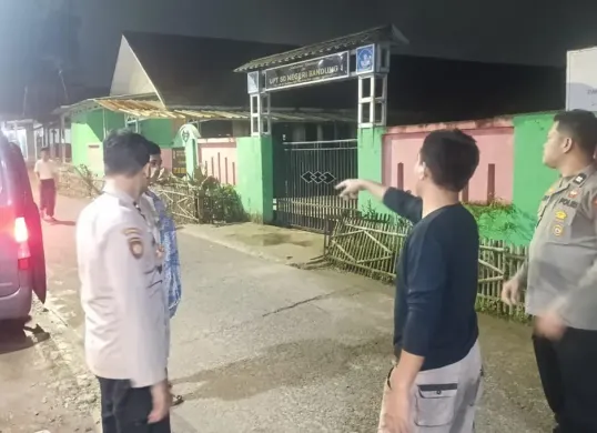 Warga tengah menunjukkan lokasi penganiayaan yang dilakukan oleh empat remaja menjelang sahur. (Sumber: Polsek Pamarayan)