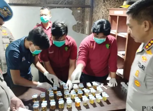 Pelaksanaan tes urine bagi jajaran kepolisian di Kota Depok, Senin, 23 Februari 2026. (Sumber: Poskota/Angga Pahlevi)