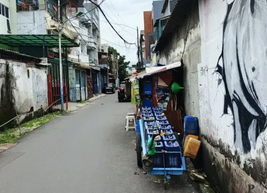 Air bersih yang dijual di Tambora, Jakarta Barat, Selasa, 24 Februari 2026. (Sumber: Poskota/M. Tegar Jihad)