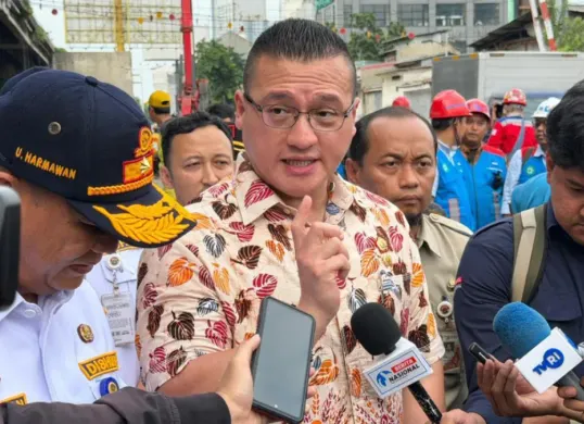 Anggota DPRD DKI Jakarta, Hardiyanto Kenneth saat melihat proyek Flyover Latumenten yang dikeluhkan karena bikin macet, Senin, 22 Februari 2026. (Sumber: Istimewa)
