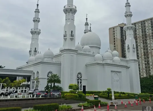 Pemandangan Masjid At Thohir, Tapos, Kota Depok, Selasa, 24 Februari 2026. (Sumber: Poskota/Angga Pahlevi)