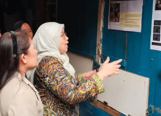 Direktur Jenderal Perumahan Perkotaan, Sri Haryati meninjau penataan kawasan padat penduduk di Menteng Tenggulun, Jakarta Pusat. (Sumber: Dok. Istimewa)