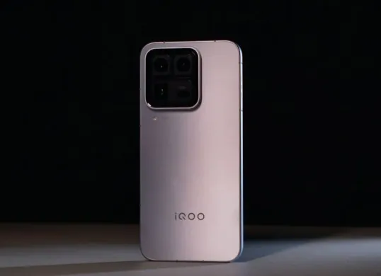 Hp iQOO 15 Ultra tampil dengan DNA gaming. (Sumber: X/@TECHINFOSOCIALS)