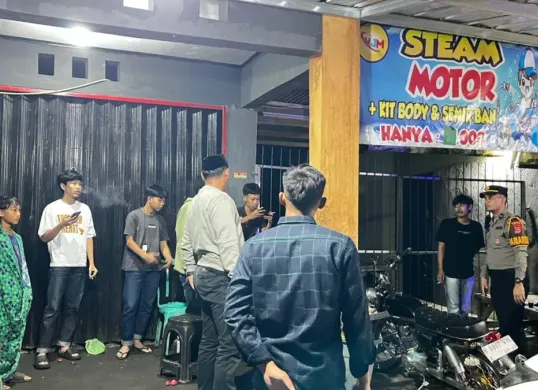 Personil gabungan saat memberikan imbauan kepada remaja. (Sumber: Polsek Petir)