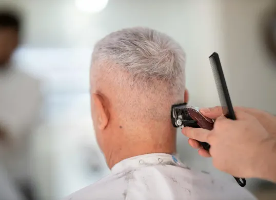 Ilustrasi orang sedang mencukur rambut. (Sumber: Pexels)